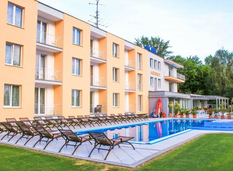 Piešťany pri priehrade Sĺňava: Hotel Korekt *** s vonkajšími bazénmi s lehátkami a polpenziou + detské ihrisko