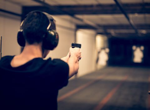 Zamieriť a... páľ! Streľba ostrými nábojmi na strelnici v centre Bratislavy, zbrojný pas nie je potrebný.