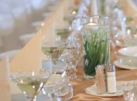 Nechajte vyzdobiť vašu svadbu profesionálmi. Prenájom svadobnej výzdoby v 2 trendových variantoch.