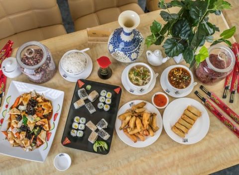 Exotické ázijské sushi menu pre dvoch podľa výberu v Dynasty Asian Restaurant.