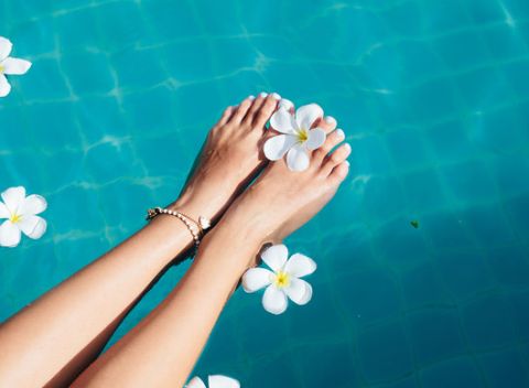 Mokrá pedikúra s lakovaním. Kompletné ošetrenie chodidiel, prstov a nechtov.