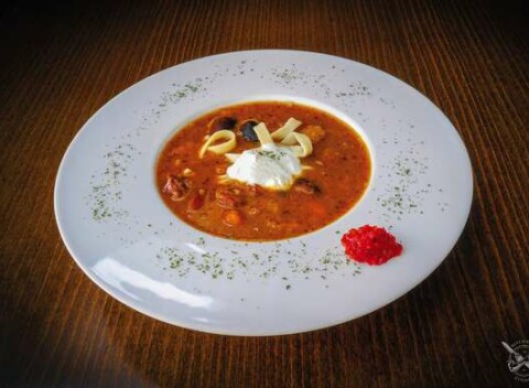 Kapustnica, halászlé alebo Jókaiho s dezertom a nápojom podľa vlastného výberu v dvoch bratislavských reštauráciách SK HU