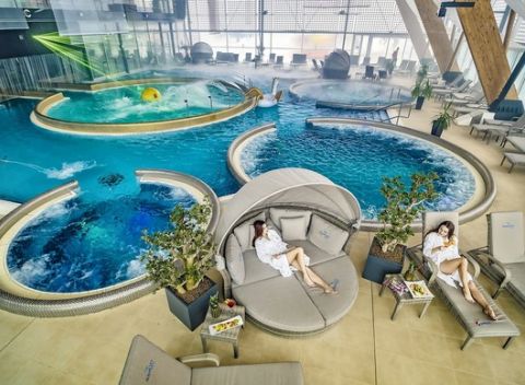 Deň plný relaxu a zábavy v aquaparku AquaCity Poprad, kde si každý z rodiny nájde to svoje.