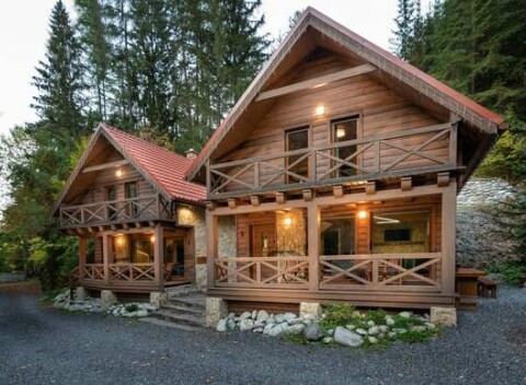NOVINKA: RiverStone Chalets v Demänovskej Doline priamo pri horskom potoku pod lesom
