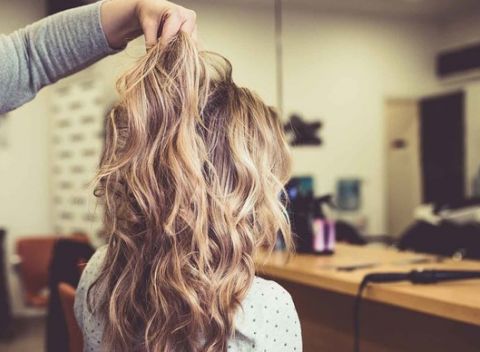 Balayage či klasické farbenie alebo štýlový strih pre dámy aj pánov v Bella salóne.