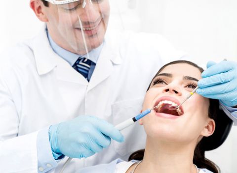 Komplexná dentálna hygiena alebo bielenie zubov v dentálnom centre Verona.