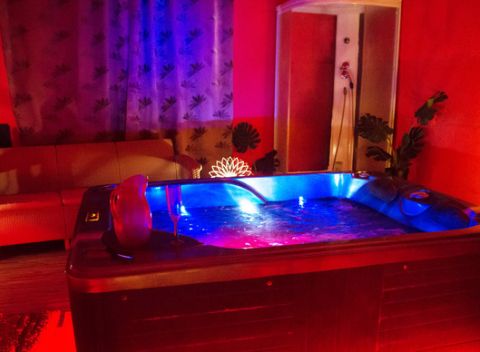 Vychutnajte si privátny wellness pod hradom a naplno naštartujte do nového dňa.