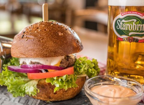 K letnému pivku už tak tradične patrí poctivý burger alebo pečené bravčové rebierka.