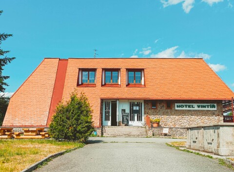 Národný park Šumava v Hoteli Vintíř s raňajkami či polpenziou, fľašou vína a vstupom do Horskej synagógy