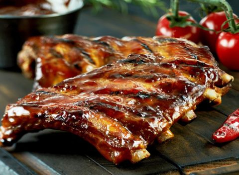 Chutné a chriúmkavé bravčové rebierka s prílohou a pivami v Čárda Avion.