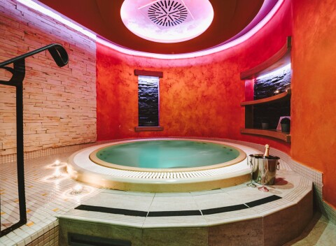 Tábor: Hotel Palcát *** s raňajkami, neobmedzeným wellness (vírivka, sauny) a 50 % zľavou na kúpeľ a fitness