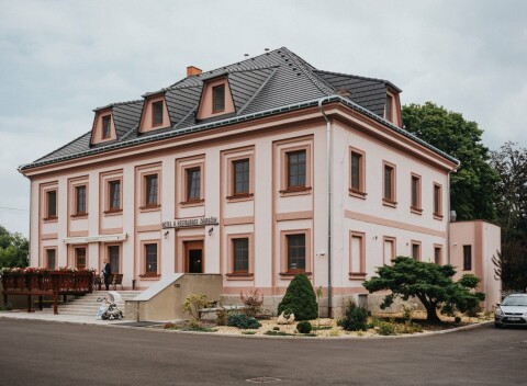 Jizerské hory pri hore Smrk v Hoteli Zámeček Raspenava *** s raňajkami alebo polpenziou a vonkajším bazénom