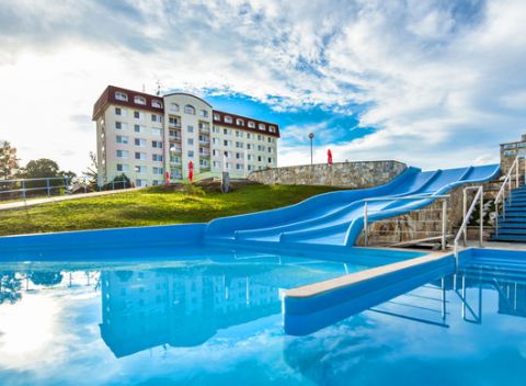 Letný wellness pobyt v kúpeľoch Číž s plnou penziou, množstvom procedúr a dlhou platnosťou.