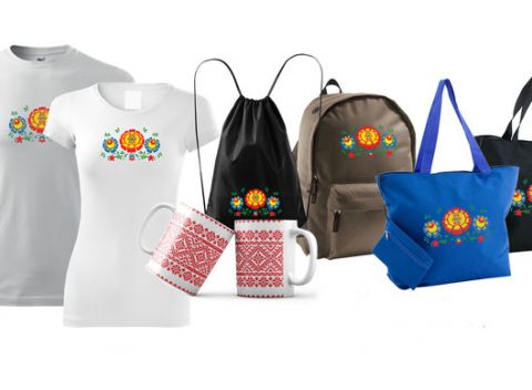 Vyšívané tričká, tašky alebo hrnčeky – kúsok folklóru, ktorý vám nesmie chýbať.