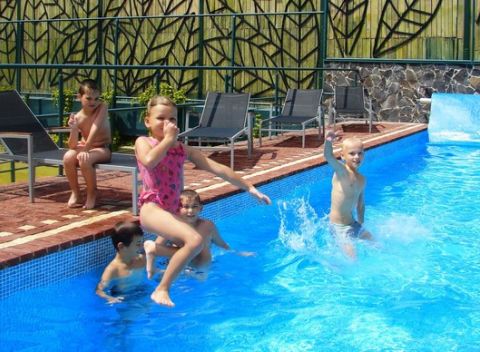 Neobmedzený 3-dňový relax vo wellness svete hotela Therma**** s polpenziou a deťmi do 11r. zdarma.