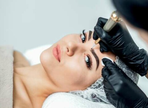 Inovatívna metóda tetovania obočia akupunktúrnymi ihlami či permanentný make-up obočia, očných liniek.