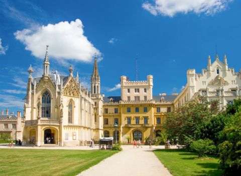 Lednice v penzióne Myslivna + polpenzia, neobmedzená konzumácia vína a bowling.