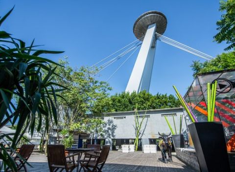 Vyhliadka z UFO a drink na Pláži pod UFOm - osviežte sa drinkom Very Cranberry s Absolut vodkou.