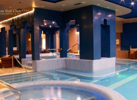 Kráľovský relax v 4* Golden Ball Club Wellness & Spa Hotel v centre Győru s polpenziou.