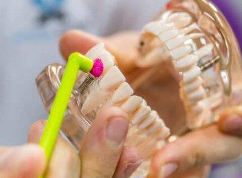 Profesionálna dentálna hygiena s pieskovaním v Starom Meste.