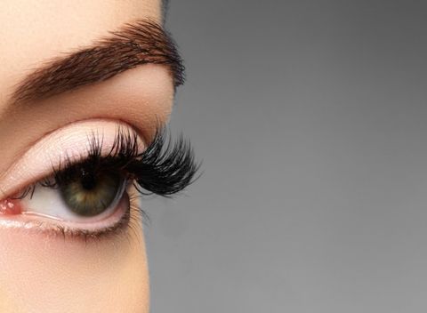 3D/4D alebo zvodné a extra husté ruské riasy + farbenie a úprava obočia.