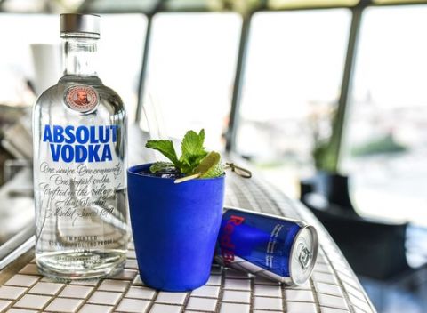 Vyhliadka z UFO a drink na Pláži pod UFOm - osviežte sa drinkom Very Cranberry s Absolut vodkou.