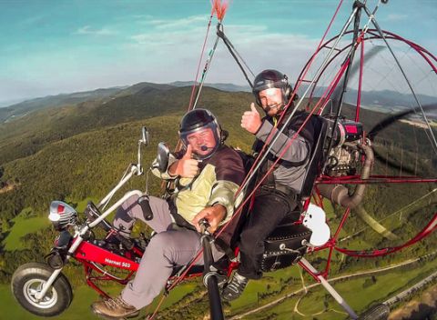 Užívajte si krásneho výhľadu a hromadu silných zážitkov. Let – motorový tandemový paragliding.