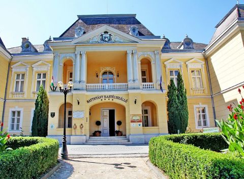 Zalacsány v Batthyány Wellness Kastély**** neďaleko jazier Hévíz a Balaton s wellness a polpenziou.