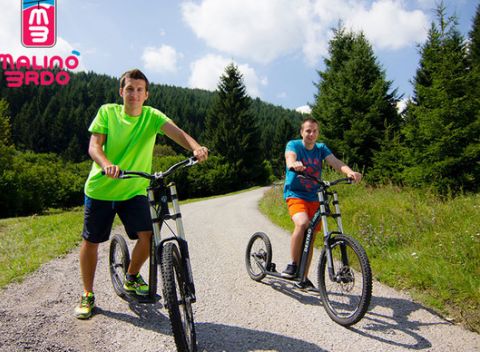 Poďte sa aj vy zabaviť na kolobežkách! S vetrom o preteky na kolobežke na 5 km zjazde Veľkej Fatry.