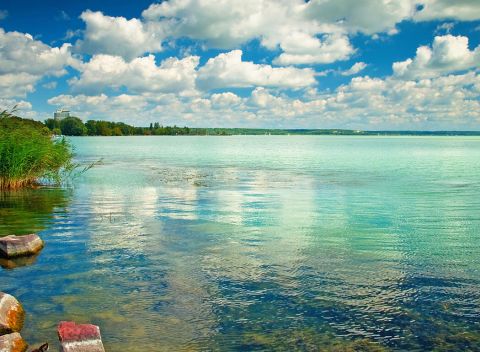 Letná dovolenka v CE Napfény Hoteli*** s raňajkami pre dvoch, výhľad na Balaton z hotelových izieb.