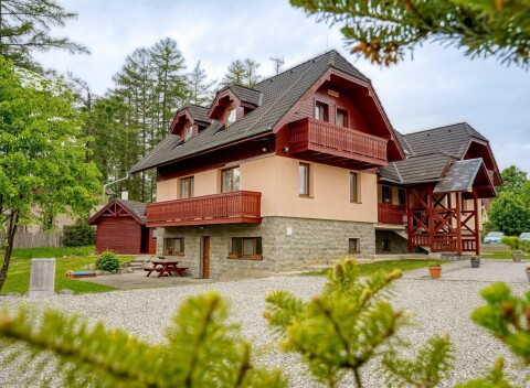 Vysoké Tatry: Pobyt vo Ville Domino s raňajkami, sladkým darčekom, masážnou vaňou a zľavou do wellness centra