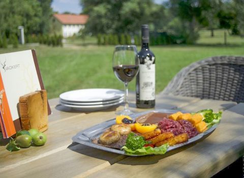 Sárvár v zámockom hoteli Vadkert Major*** s polpenziou a vstupom do kúpeľov.