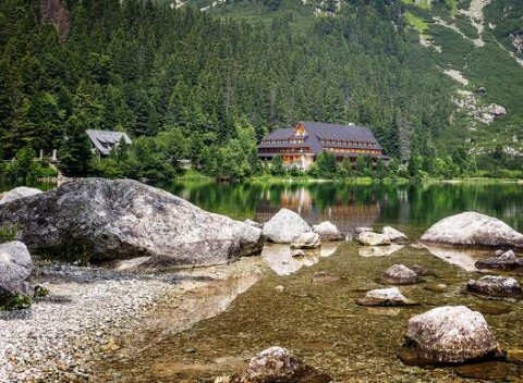 Horský Hotel Popradské Pleso hneď pri jazere pre turistov, páry aj rodiny