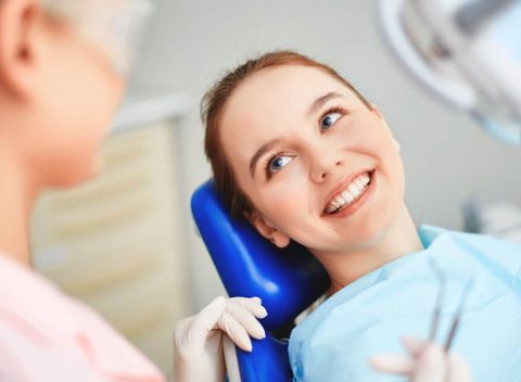Profesionálna dentálna hygiena a bielenie zubov. V cene je vyšetrenie chrupu a inštruktáž domácej hygieny.