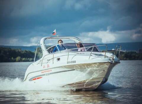 Jedinečný zážitok: Plavba motorovým člnom po Dunaji s fľašou sektu pre 7 osôb (možnosť plavby až do Viedne)