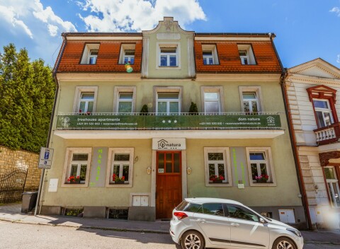 Trenčianske Teplice: Treehouse Apartments v štúdiu či apartmáne + vstup do nového wellness Wellmed so saunami