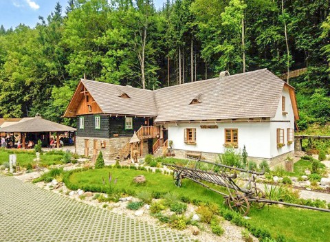 Beskydy: luxusný odpočinok v areáli Na Mlýně s polpenziou a privátnym wellness.