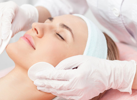 Ultrazvukové čistenie pleti + ozonizér alebo čistenie pleti s masážou tváre či indická masáž hlavy.