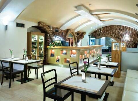 Tradičný večer so skvelým jedlom, ochutnávkou vína a ľudovou hudbou v Hoteli Dubná Skala****