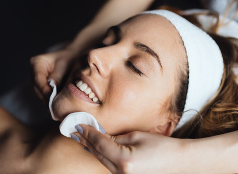 Kompletné hodinové vitamínové ošetrenie pre zdravú a žiarivú pleť v štúdiu Cerez.