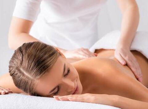 Dokonalé hĺbkové uvoľnenie tela vďaka relaxačnej masáži v Evia Clinic.