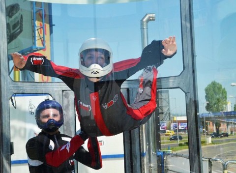 Zažite intenzívny voľný pád pod dohľadom skúseného inštruktora v prvom veternom tuneli v Bratislave.