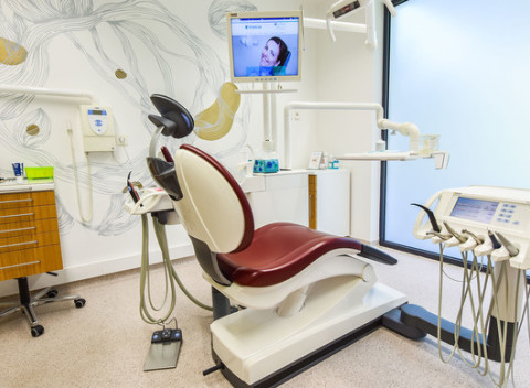 Dentálna hygiena s pieskovaním v modernej ambulancii Stomalab so špičkovým zariadením.