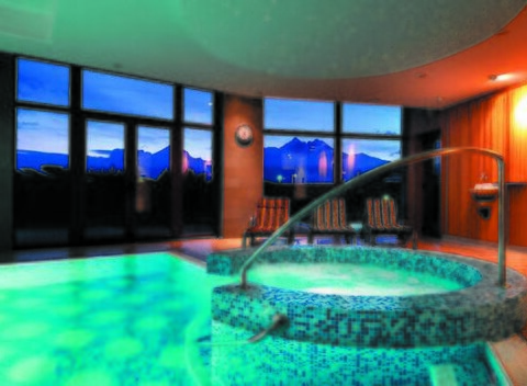 Vstup do wellness a romantická 5-chodová večera s fľašou prosecca v hoteli International****