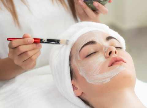 Skrášľujúci balíček podľa výberu- hĺbkové ručné čistenie pleti alebo úprava a farbenie obočia.