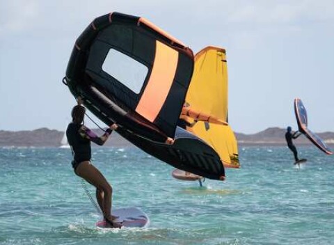Adrenalín na vlnách - kurz Wingfoilingu a Wakefoilingu