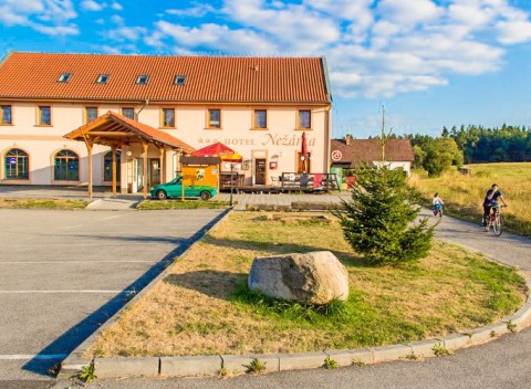 Třeboňská romantika v Hoteli Nežárka *** s privátnym bazénom, raňajkami a vínom.