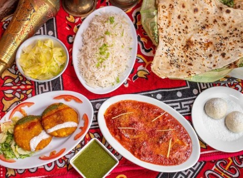 Autentická chuť Indie v reštaurácii Royal Kashmir India – predjedlo, 4 druhy hlavného jedla a dezert.