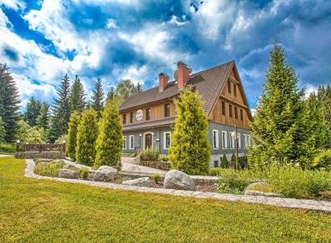 Jizerské hory v Hoteli Perla Jizery*** s polpenziou, grilovačkou a jazdou na kolobežkách.