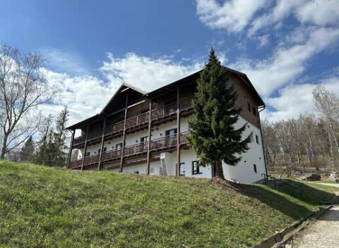 Úžasná dovolenka v chatkách alebo apartmánoch na Muránskej planine s wellness a dieťaťom do 12 rokov v cene, ideálne pre milovníkov prírody